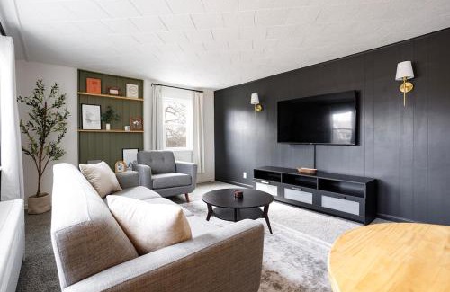 Lockport Apartamento | King Bed, Work Desk, Near Hwy, Laundry Room Access