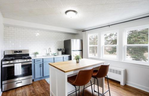 Lockport Apartamento | King Bed, Work Desk, Near Hwy, Laundry Room Access