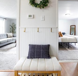 Lockport Apartamento | King Bed, Work Desk, Near Hwy, Laundry Room Access