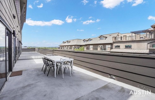 West Campus Apartamento | King Beds and Patio Dining in ATX West Campus Gem