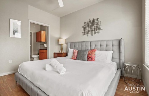 West Campus Apartamento | King Beds and Patio Dining in ATX West Campus Gem