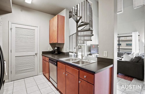 West Campus Apartamento | King Beds and Patio Dining in ATX West Campus Gem