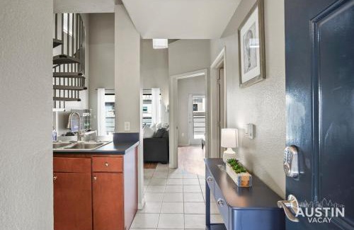 West Campus Apartamento | King Beds and Patio Dining in ATX West Campus Gem