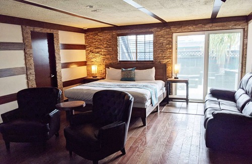 Ocean Shores Hotel | King Beds, Full Kitchen, Private Pool Table, 8 min walk to Beach, Pet Friendly