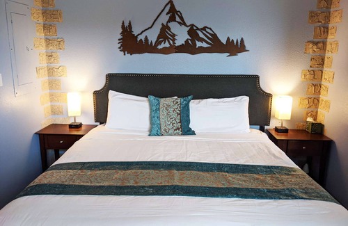 Ocean Shores Hotel | King Beds, Full Kitchen, Private Pool Table, 8 min walk to Beach, Pet Friendly