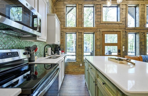 Hochatown Cabina | King BR+Loft w Hot Tub, 4.6 Miles to Marina!