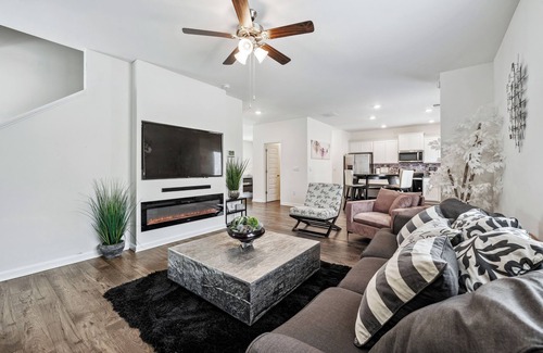 Church Street Casa | King Comfort + Gaming, Projector & Gym 10 Min to Airport 20 Min to Downtown!
