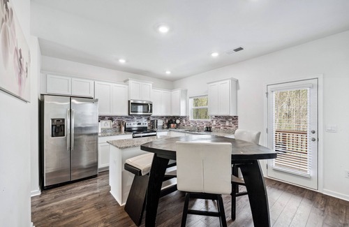 Church Street Casa | King Comfort + Gaming, Projector & Gym 10 Min to Airport 20 Min to Downtown!