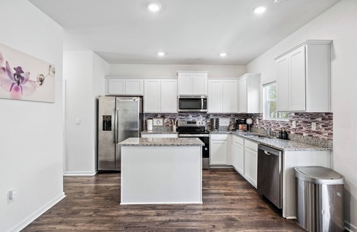 Church Street Casa | King Comfort + Gaming, Projector & Gym 10 Min to Airport 20 Min to Downtown!