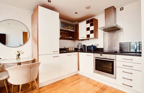 Leeds Apartamento | King Deluxe City Apt, Balcony View & Free Parking!
