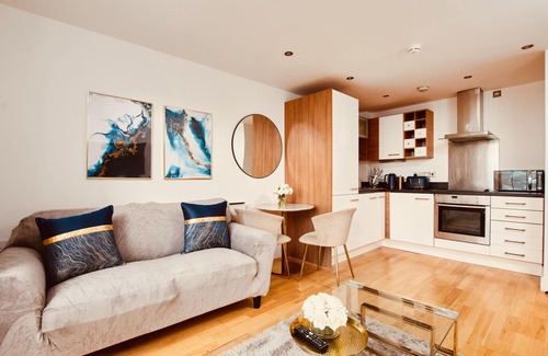 Leeds Apartamento | King Deluxe City Apt, Balcony View & Free Parking!