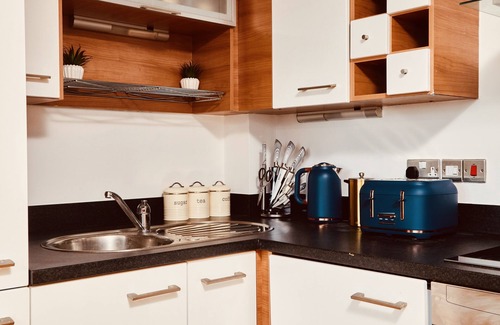 Leeds Apartamento | King Deluxe City Apt, Balcony View & Free Parking!
