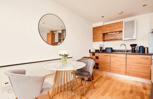Leeds Apartamento | King Deluxe City Apt Large Balcony& Free Parking!