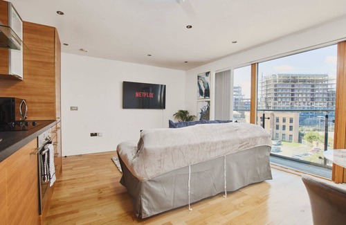Leeds Apartamento | King Deluxe City Apt Large Balcony& Free Parking!