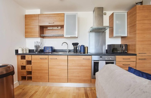 Leeds Apartamento | King Deluxe City Apt Large Balcony& Free Parking!