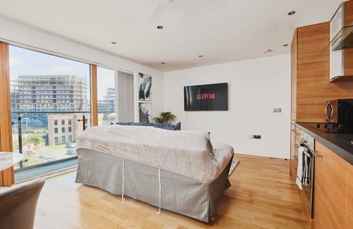 Leeds Apartamento | King Deluxe City Apt Large Balcony& Free Parking!
