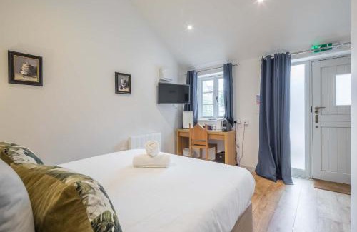 Cambridge Hotel | King Deluxe Ensuite with Courtyard View - Venn