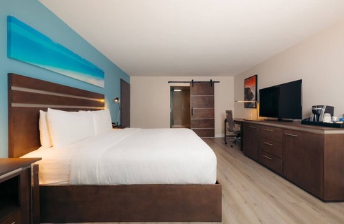 Harbor Hotel | King Deluxe w/ Pullout Couch, The Cove Hotel, Heated Pool, Near The Queen Mary