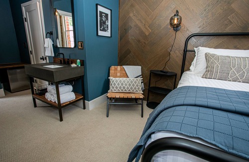 Jacksonville Hotel | King Guest Room at The Jacksonville Inn