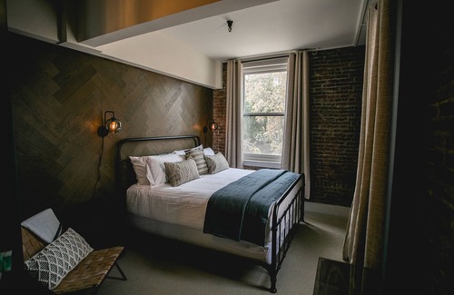 Jacksonville Hotel | King Guest Room at The Jacksonville Inn