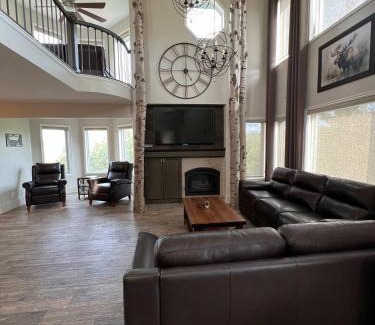 Pocatello Casa | King Home- Mountain Oasis Pool & Views