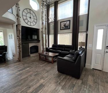 Pocatello Casa | King Home- Mountain Oasis Pool & Views