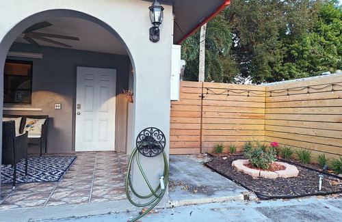 Wilton Manors Casa | King. Minutes to Wilton Drive. Private entrance and bathroom.