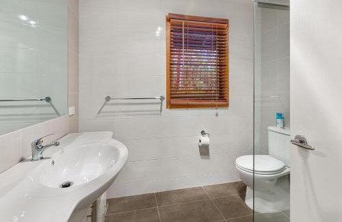 Sawmill Settlement Casa | King Parrot Retreat