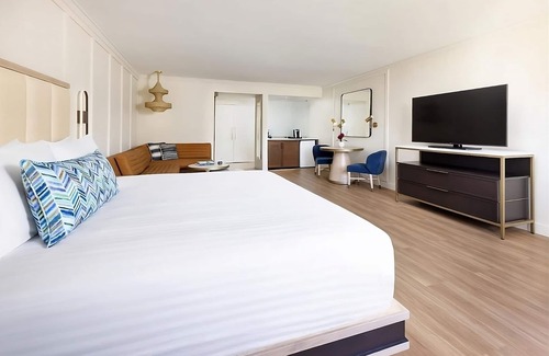 Calabasas Hotel | King Premium, The Anza A Calabasas Hotel, Pool, Steps from Lake Calabasas Park