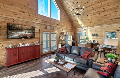 Sevierville Cabina | King/Qn bed cabin |Hot Tub|GSMNP|Dollywood|Arcade