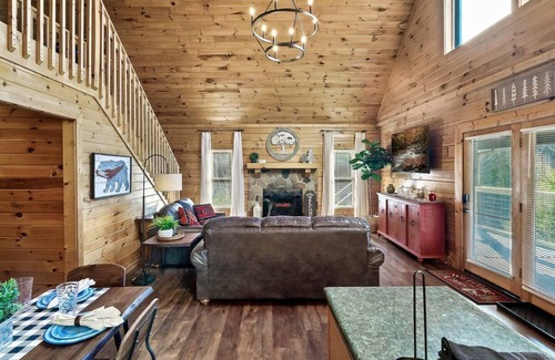 Sevierville Cabina | King/Qn bed cabin |Hot Tub|GSMNP|Dollywood|Arcade