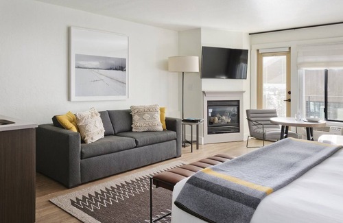 Teton Village Hotel | King + Queen Sofa Sleeper, Gravity Haus, Steps from Gondolas, Outdoor Pool