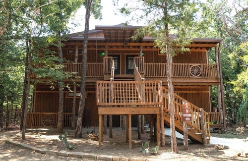 Valley View Cabina | King Ranch -Stay with Puzzles and Jigsaw the Giraffe