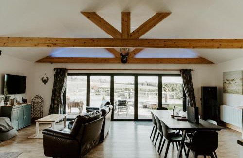 Newark upon Trent Casa | King Richard's Luxury Lodge - Sleeps up to 8 ,Dog Friendly ,Near Sherwood Forest at Fairview Farm in Nottingham set in 88 acres and great for Groups,Family Gatherings,Corporate events