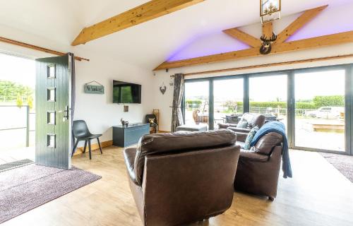Newark upon Trent Casa | King Richard's Luxury Lodge - Sleeps up to 8 ,Dog Friendly ,Near Sherwood Forest at Fairview Farm in Nottingham set in 88 acres and great for Groups,Family Gatherings,Corporate events