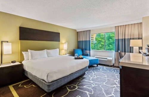 Third Ward Casa | King Room at a 4⭐️ Hotel