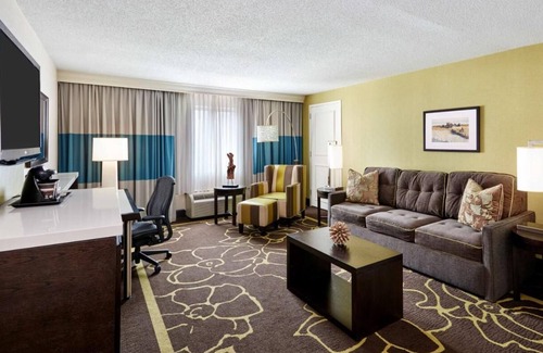 Third Ward Casa | King Room at a 4⭐️ Hotel