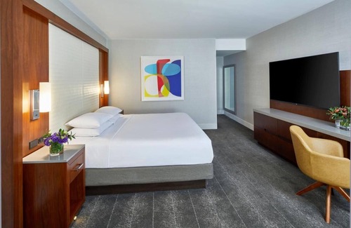 Peachtree Center Casa | King Room at a 4⭐️ Hotel