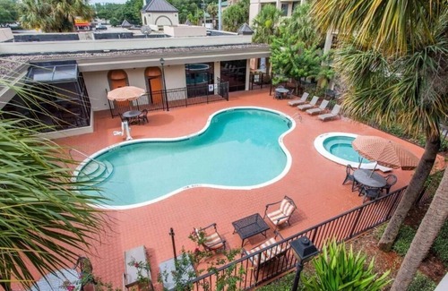 Orlando Apartamento | King Room Near Waffle House ORL