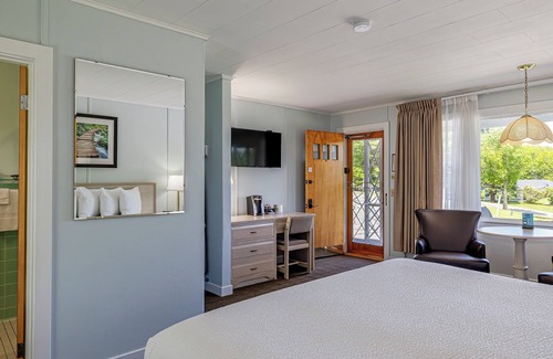 Bar Harbor Hotel | King Room w/ Breakfast Included