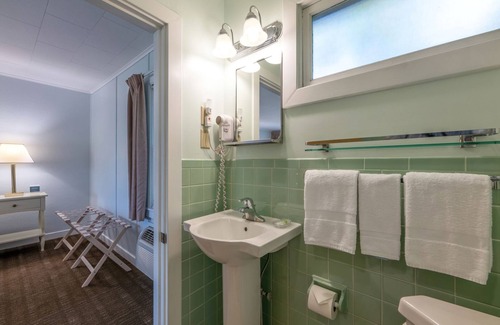 Bar Harbor Hotel | King Room w/ Breakfast Included
