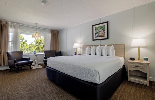 Bar Harbor Hotel | King Room w/ Breakfast Included