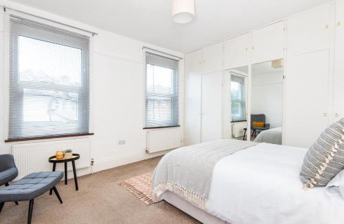 Hanwell Apartamento | King Room with a shared Kitchen and bathroom in a 5-Bedroom House at Hanwell
