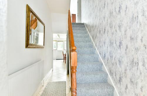 Hanwell Apartamento | King Room with a shared Kitchen and bathroom in a 5-Bedroom House at Hanwell