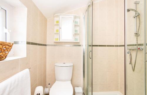 Hanwell Apartamento | King Room with a shared Kitchen and bathroom in a 5-Bedroom House at Hanwell