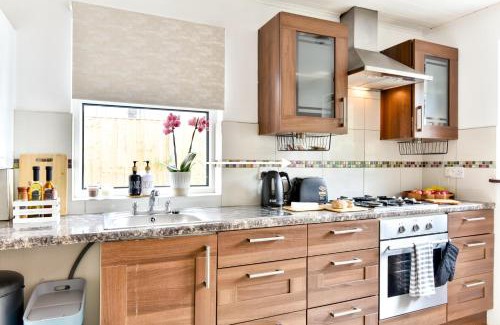 Hanwell Apartamento | King Room with a shared Kitchen and bathroom in a 5-Bedroom House at Hanwell