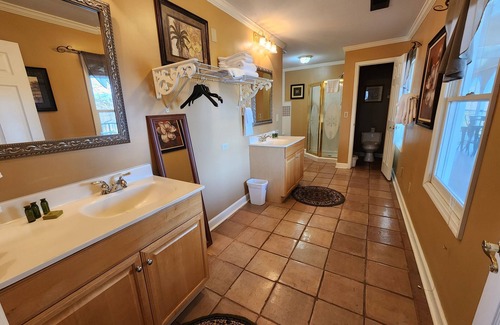 Lookout Valley Neighborhood Association Cabina | King Room with Sofa Bed and Balcony with River Views