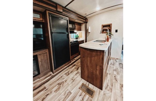 Somerset Casa | King RV/Camper Rental + Kids room Lake Cumberland