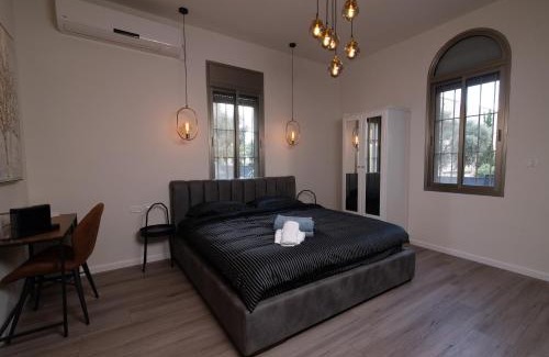 Haifa Apartamento | King's bed - Stay Royal and Stylish Bahai's Garden