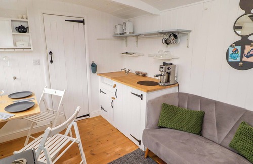Nantgarw Cabaña | KING'S CWTCH SHEPHERD'S HUT, pet friendly, with open fire in Pentyrch